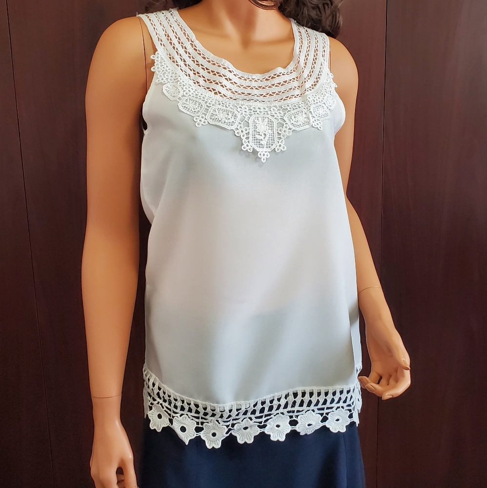 HP🎉Pretty White Blouse With Lace Trim
